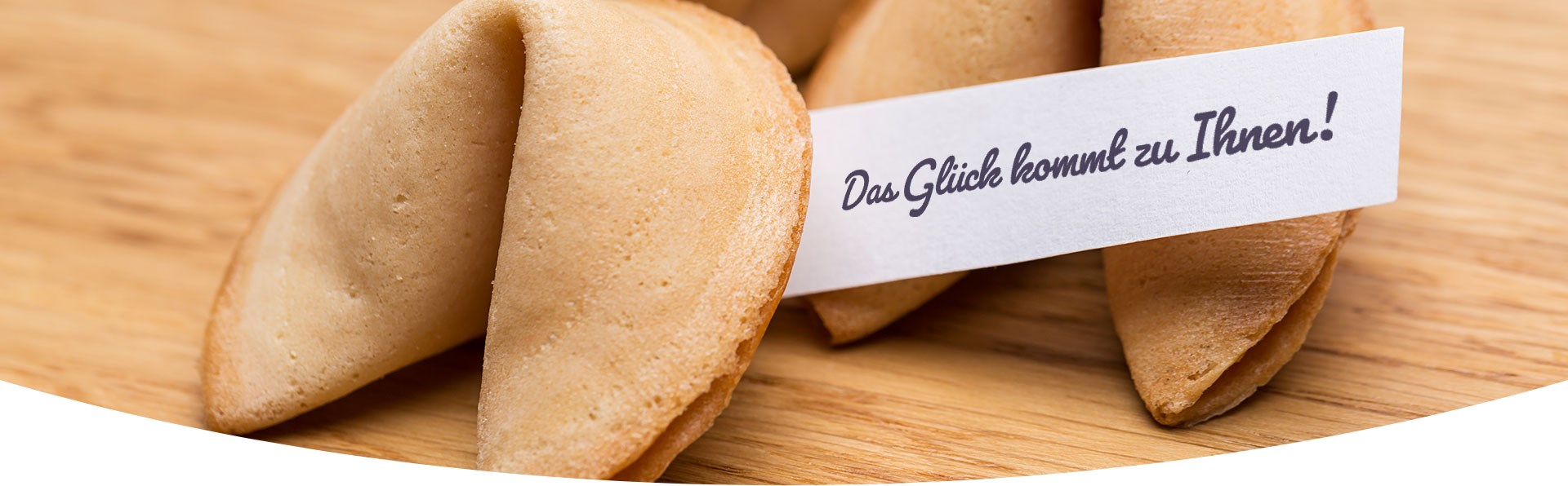 Two fortune cookies with the slogan "Das Glück kommt zu Ihnen!"