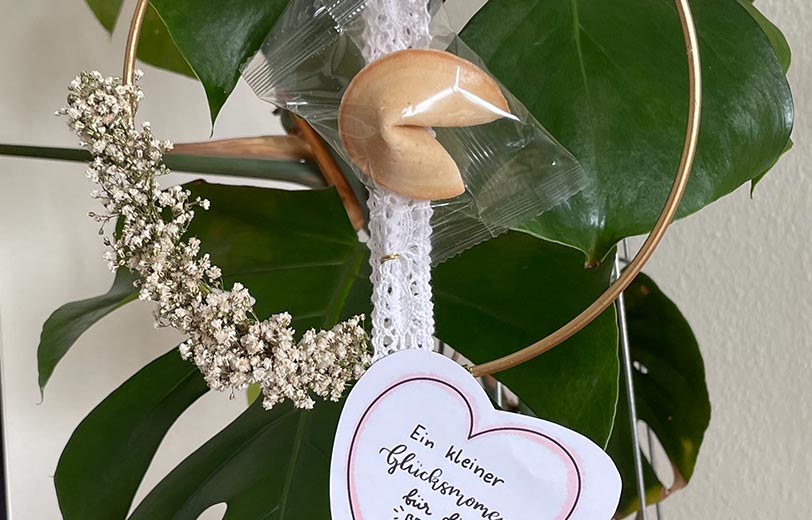 Geschenk zum Muttertag Blumenring mit Glückskeks und Handletteringherz