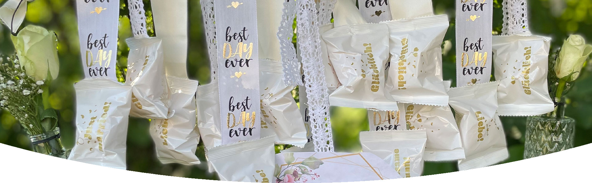 Zum mitnehmen - Glückskekse mit Bändern an einer Birkenstange zur Hochzeit