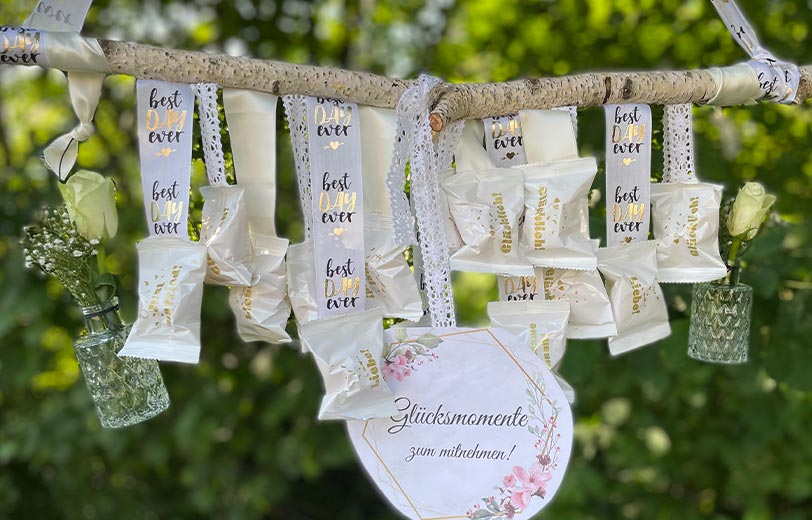 Zum mitnehmen - Glückskekse mit Bändern an einer Birkenstange zur Hochzeit