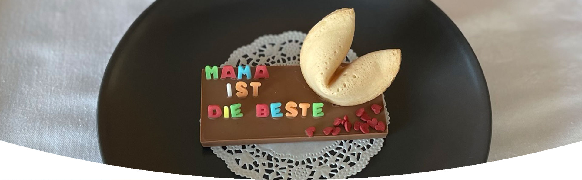 Muttertagsgeschenk - Schokolade mit Glückskeks und Spruch aus Zuckerbuchstaben "Mama ist die Beste"