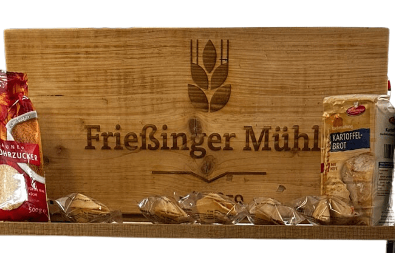 Präsentation bei der Ausbildungsmesse: Holzschild mit Logo Friesinger Mühle mit Mühlendprodukten und Glückskeksen