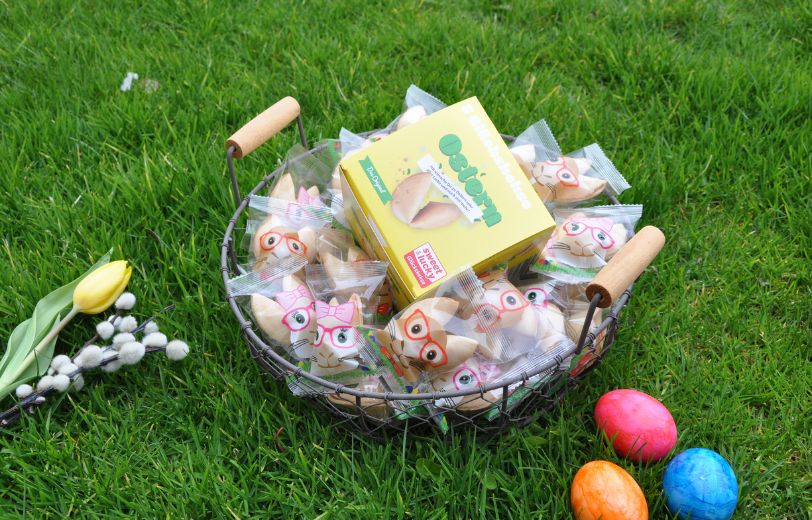 Glückskekse in einem Osternest zum Thema Glückskeks-Sprüche die wirklich glücklich machen