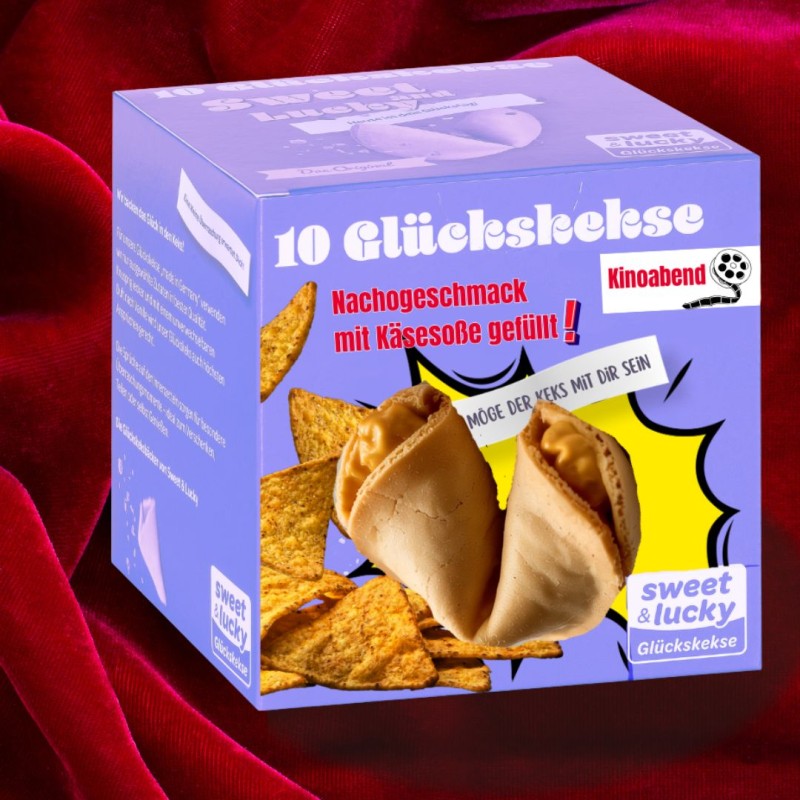 Fiktive Glückskeks-Packung mit Glückskeksen in Nachogeschmack mit Käsefüllung. Auf der Verpackung ist ein gefüllter Glückskeks und Nachochips abgebildet.