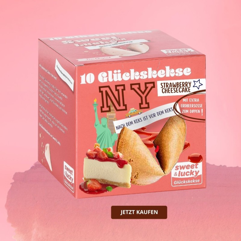 Fiktive Glückskeks-Packung mit Glückskeksen im New York Strawberry-Cheesecake-Style mit extra Erdbeersosse zum Dippen. Auf der Packung ist ein Glückskeks mit New York-Motiven und ein Stück Käsekuchen mit Erdbeersosse abgebildet.